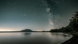 吞噬星空动漫封面卡片，罗峰驾驶战舰穿越星际